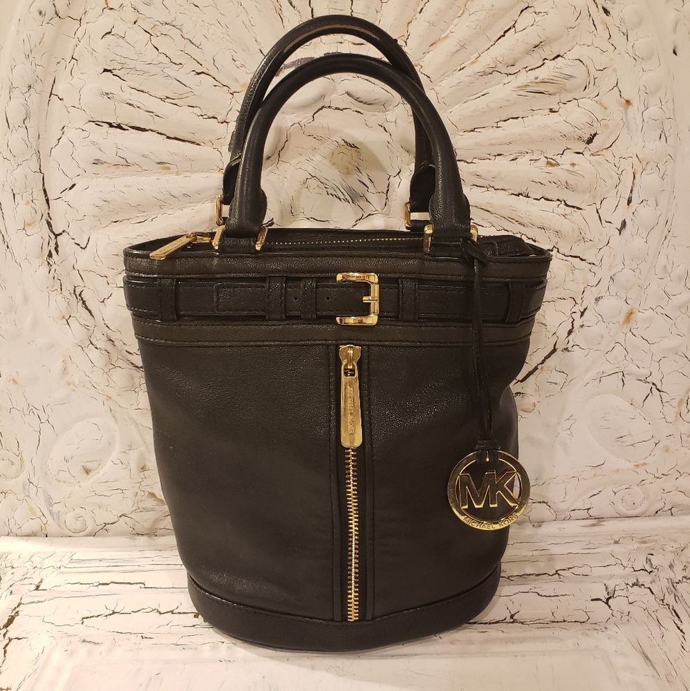 Retired Michael Kors Kingsbury Leather Bucket Bag in Small 01322